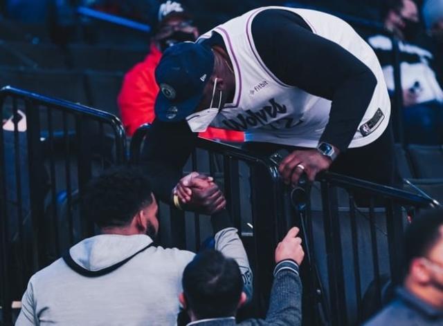 HTH Sports-唐斯：现场看到父亲的时候 我不禁去想母亲去哪了？