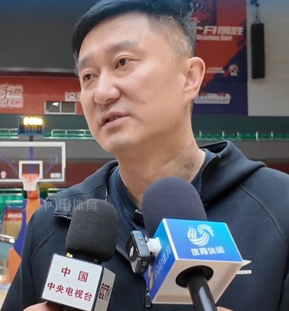 华体会体育APP下载-备战山东！萨姆纳与萨林杰未随队，杜锋提伤病直指困难！